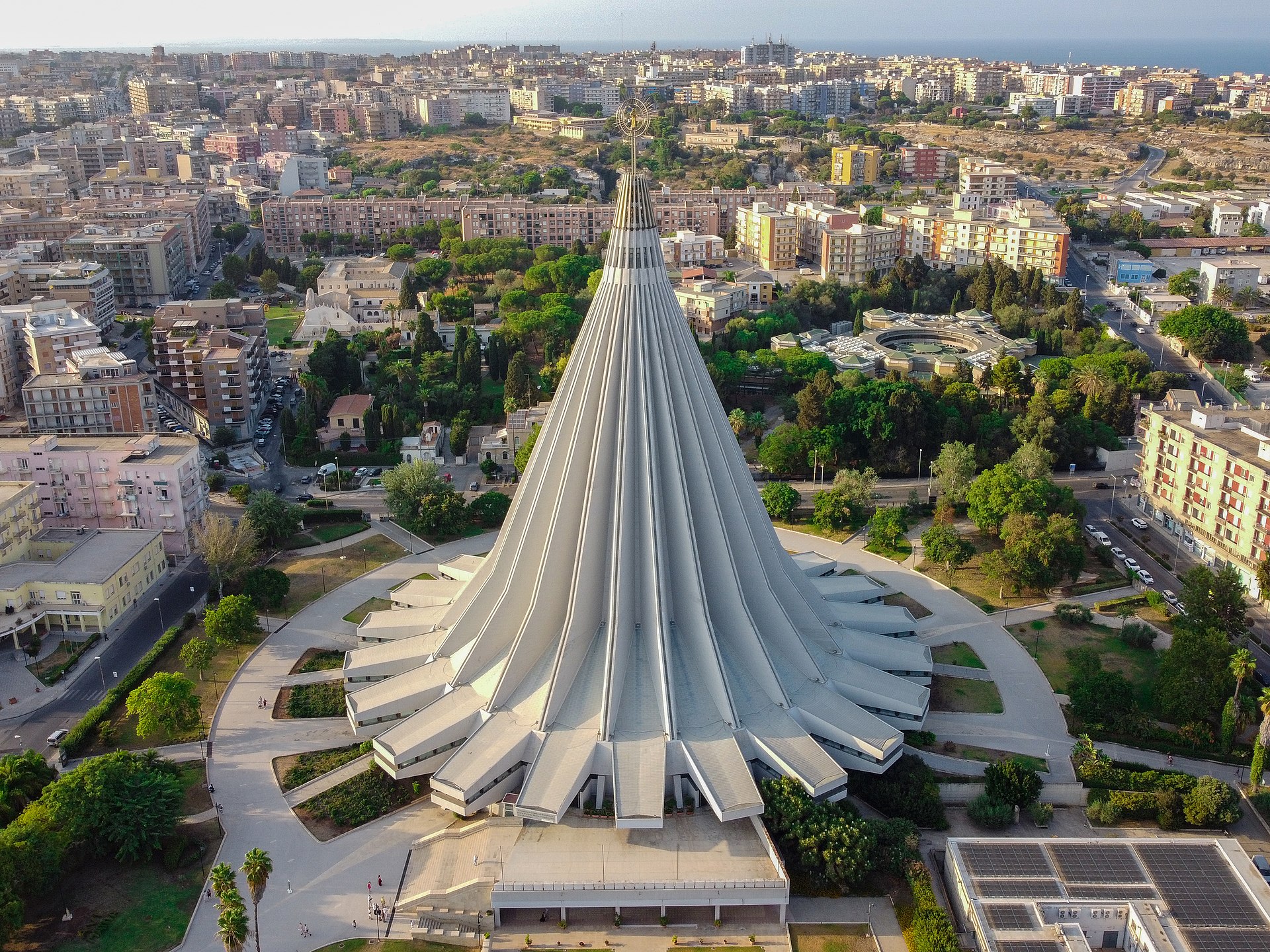 Immagine di Basilica_Santuario_Madonna_delle_Lacrime_di_Siracusa_(cropped)